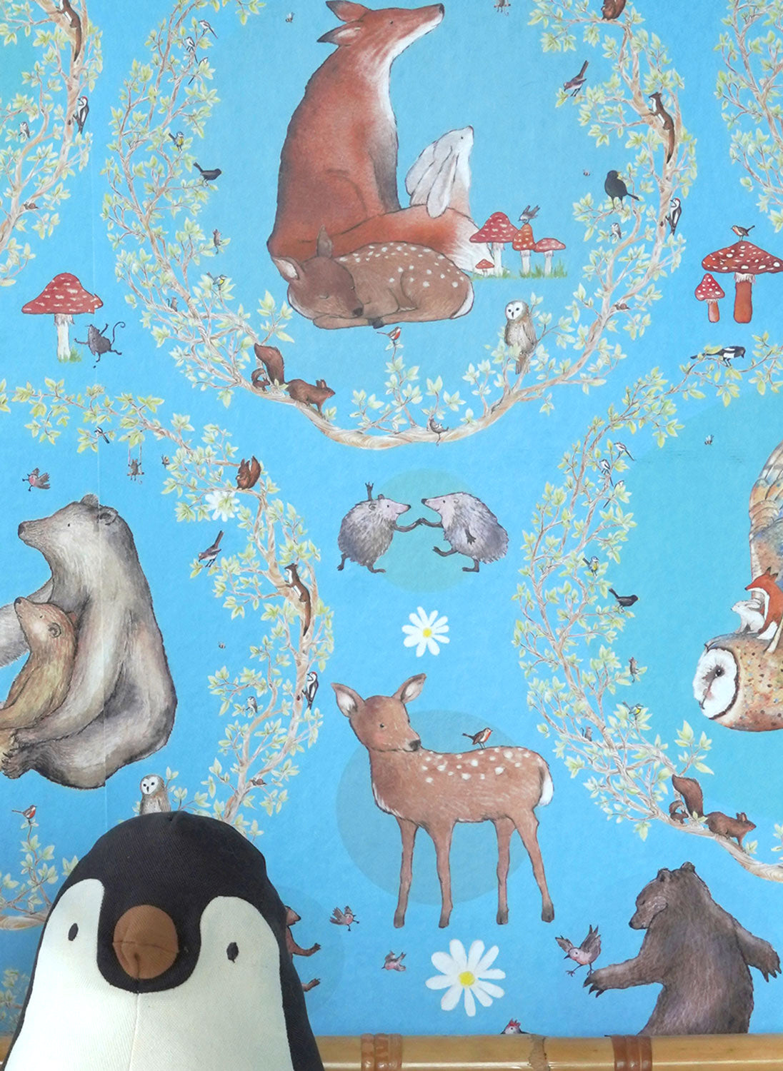 Blij in het Bos behang Vergeet-me-niet blauw van Hartendief – takkencirkels met hert, beer, egeltjes en uil op helderblauw