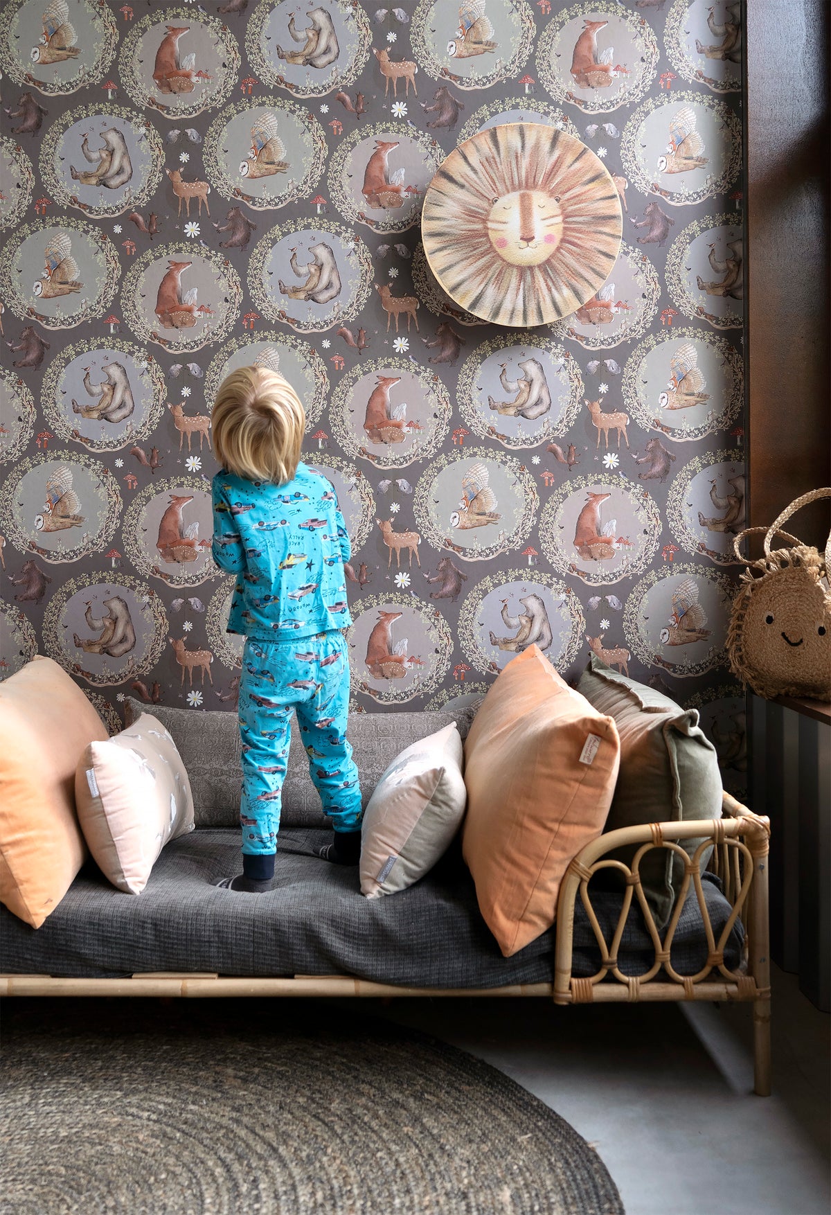 Blij in het Bos behang Boombast bruin van Hartendief met een kindje op een rotan daybed – bosdieren patroonbehang in warm bruin