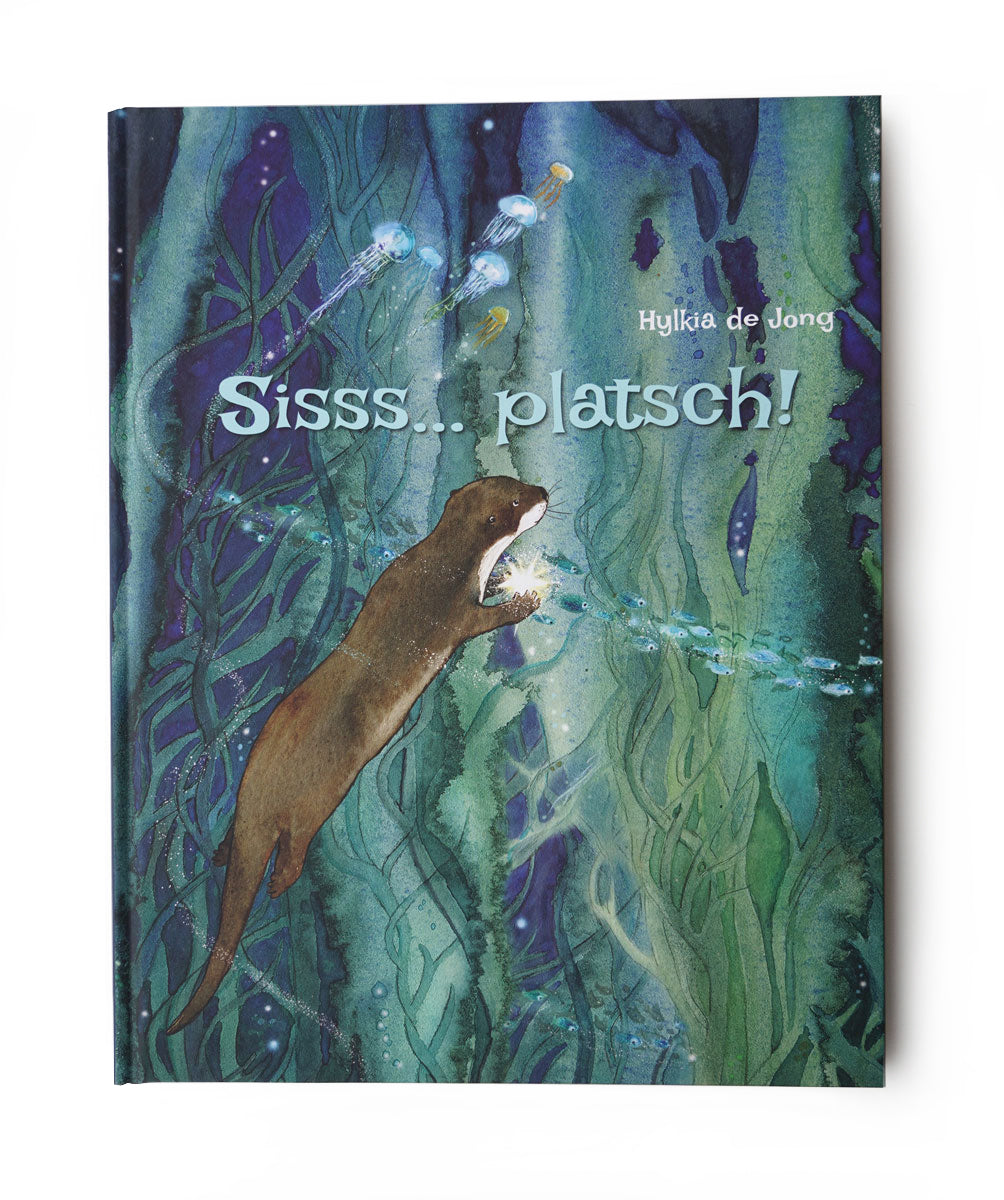 Sisss... platsch! prentenboek van Hylkia de Jong – omslag met duikende otter tussen wier en kwallen, Duitse editie