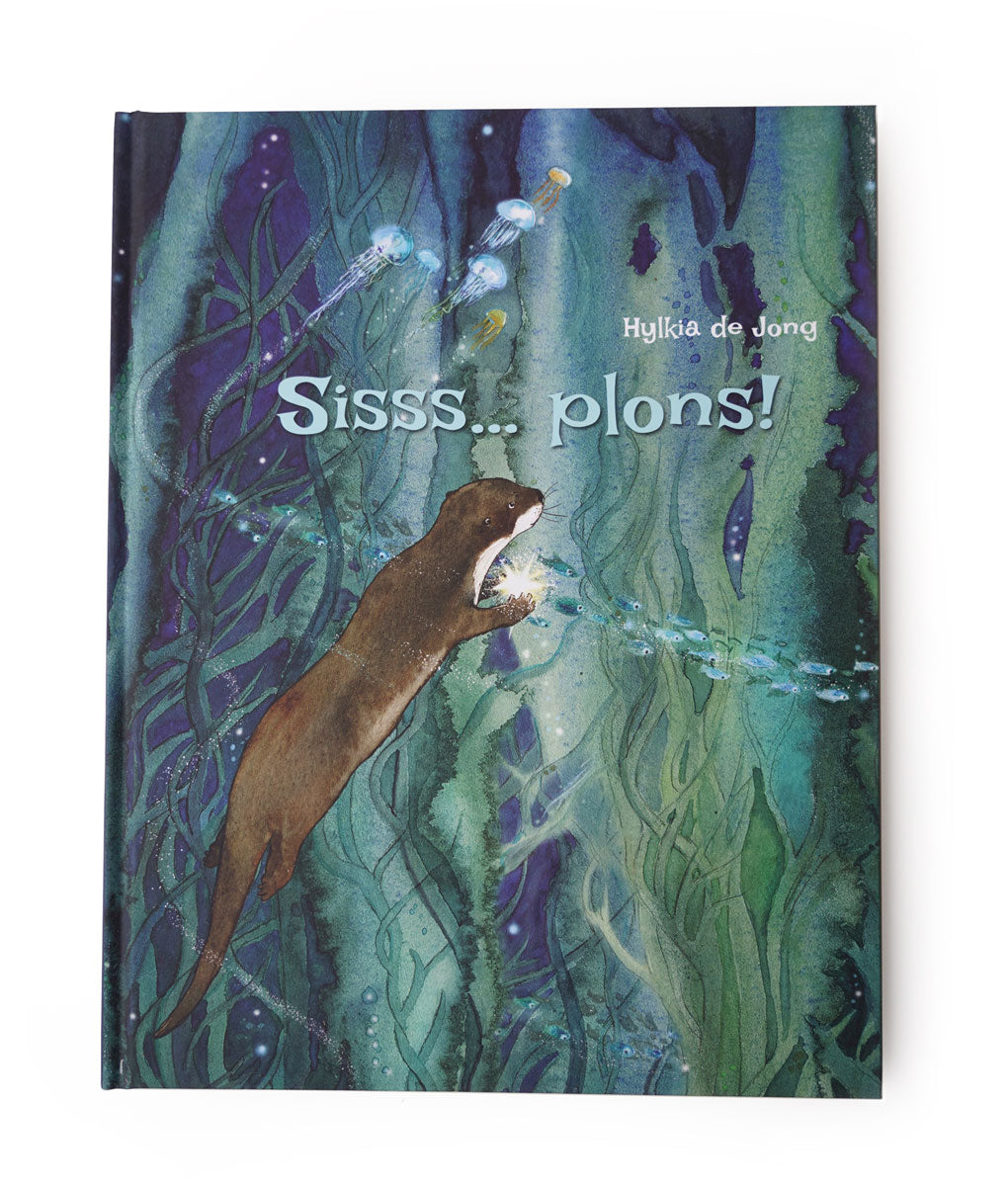 Sisss... plons! prentenboek van Hylkia de Jong – omslag met duikende otter tussen wier en kwallen, Nederlandse editie