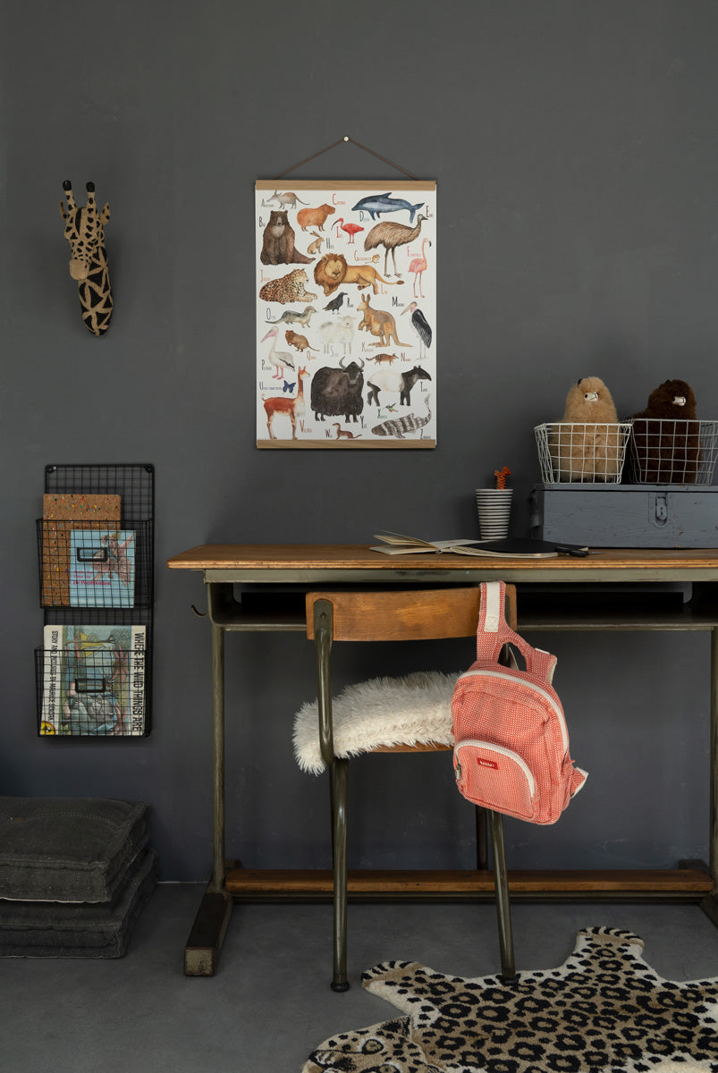 Dieren ABC (DE) poster van Hartendief boven een kinderbureau in een grijsblauwe kinderkamer