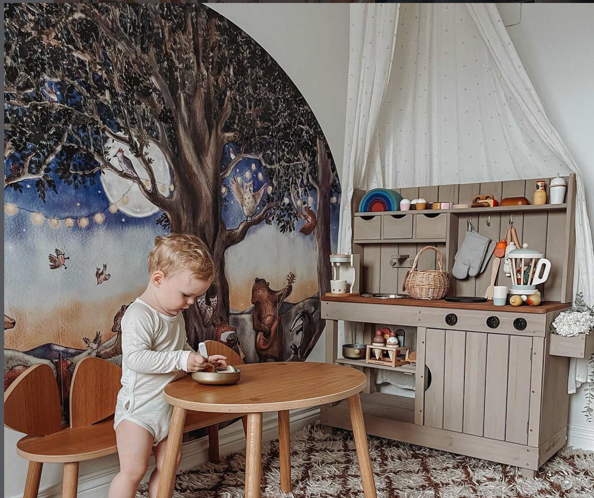 Party Animals wallpaper circle by Hartendief in a nursery with a child playing