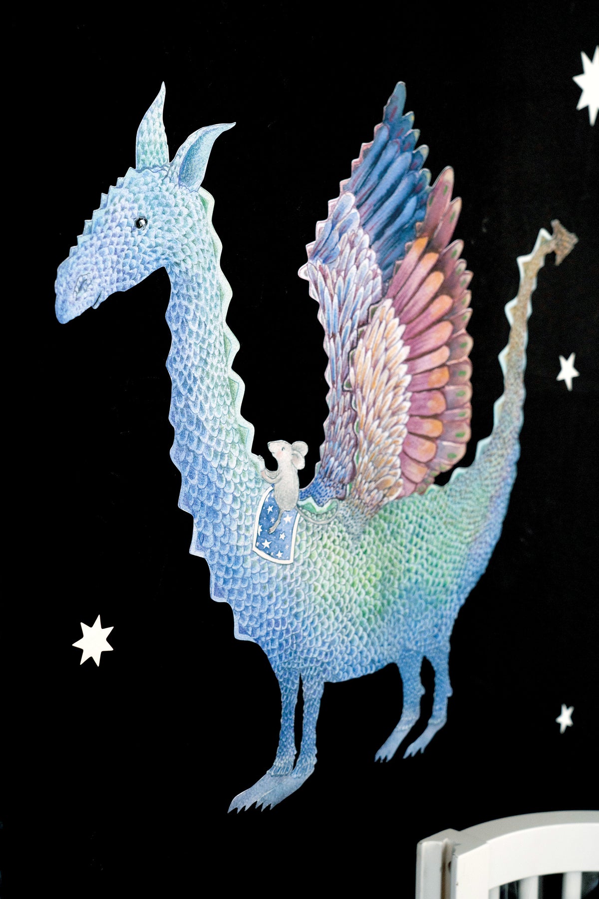 Hartendief Draak en Muis muursticker op donkere kinderkamermuur met witte sterrenstickers – aquarel sprookjes wanddecoratie kinderkamer