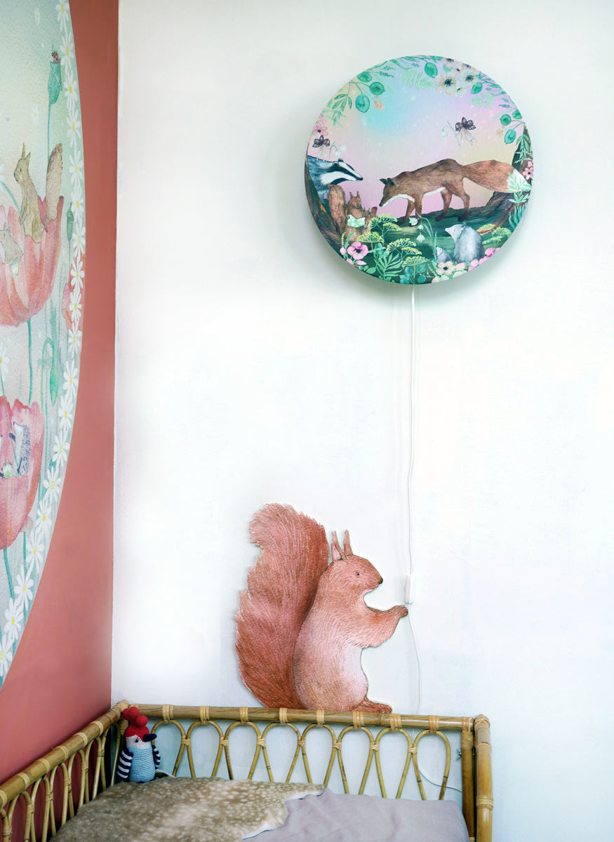 Hartendief Eekhoorntje muursticker op witte muur met Zomernacht wandlamp en Klaprozendroom behang op zijmuur – complete woodland kinderkamer muurdecoratie