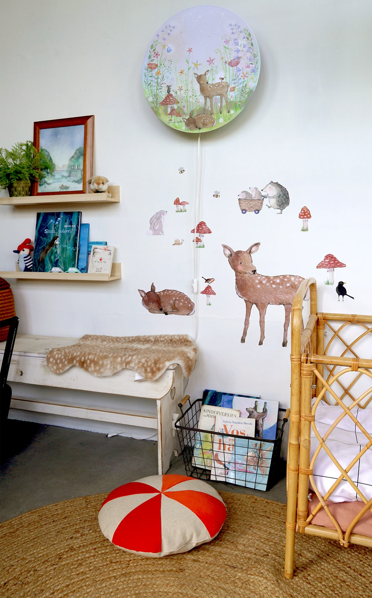 Reh & Freunde Wandtattoo an weißer Kinderzimmerwand mit der Märchengarten Wandlampe