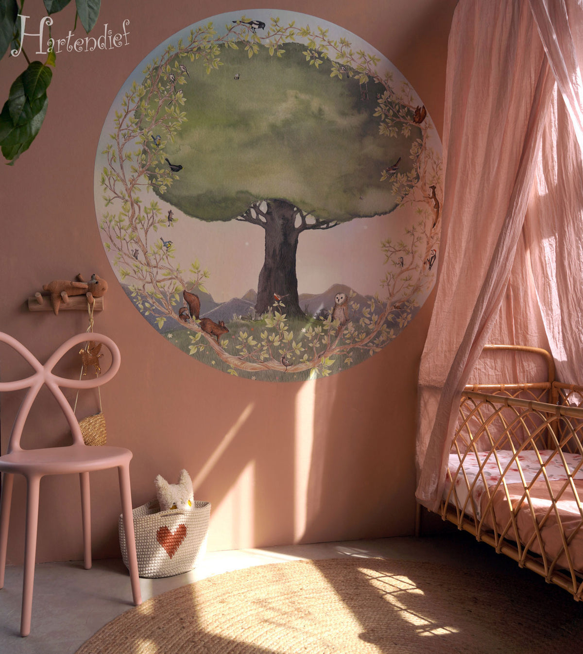 Lenteboom behangcirkel mini van Hartendief in een kinderkamer met rotan bed en bedhemeltje