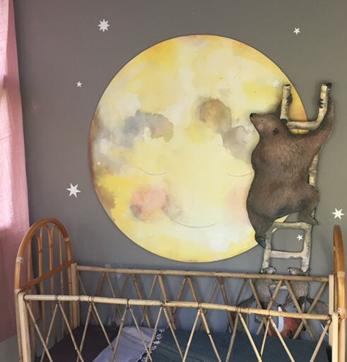 Maankus behangcirkel van Hartendief op een bruine muur met de Dieren op de Ladder muursticker en een bamboe babybedje