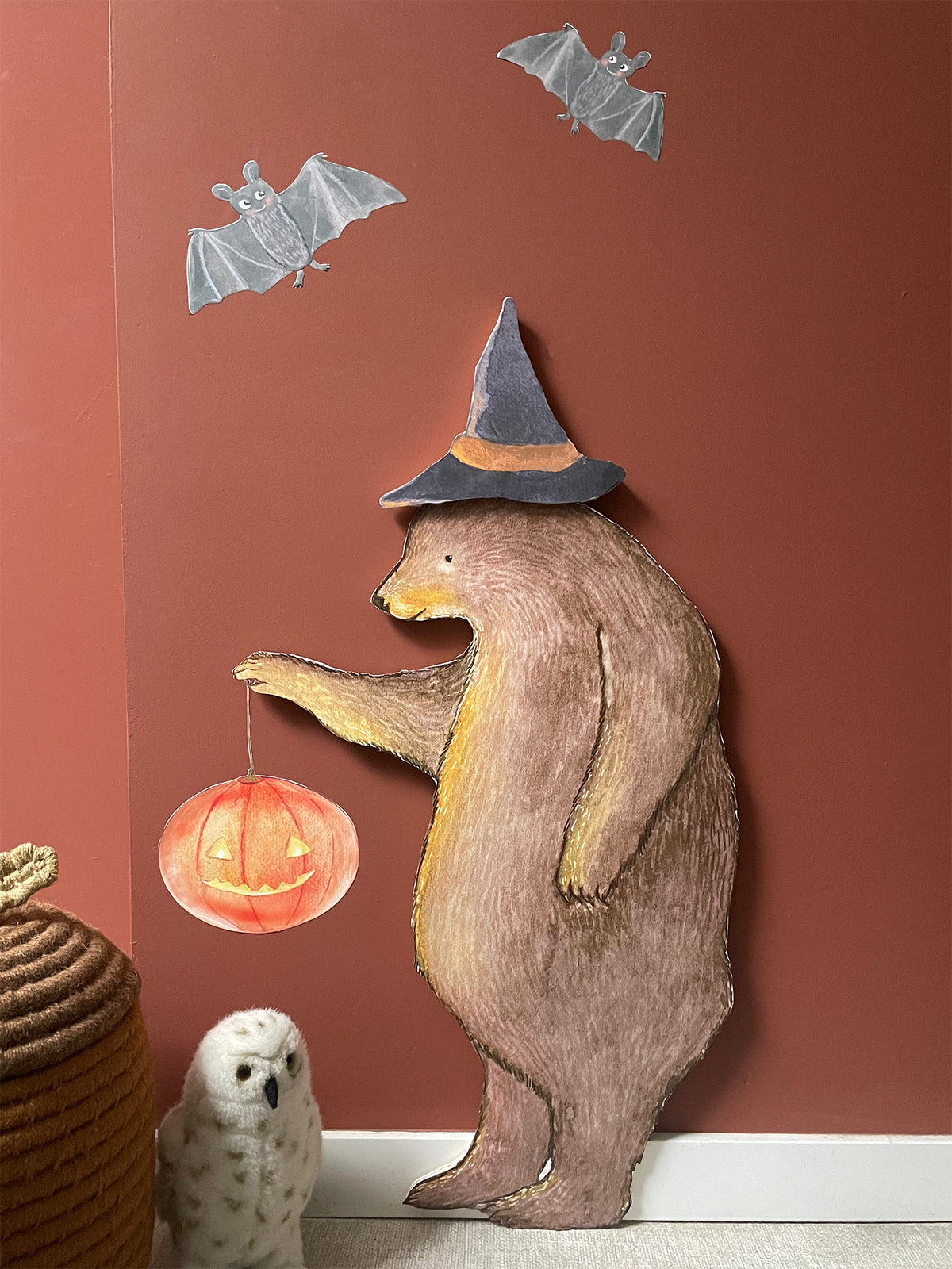 Hartendief Night Bear wall decal with witch's hat and pumpkin lantern, two bats on a terracotta wall and a cuddly owl in front – Halloween nursery wall decor