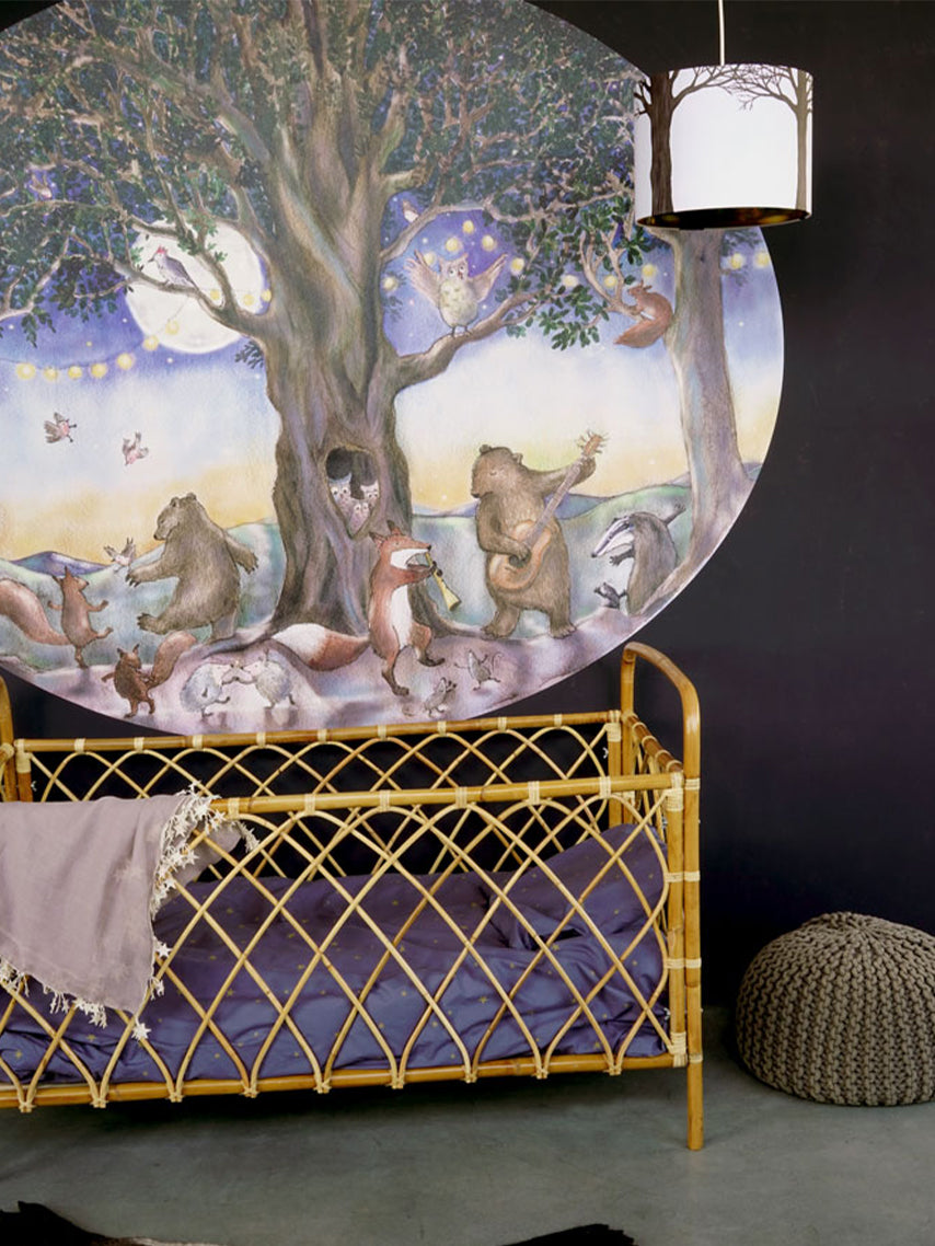 Bos hanglamp van Hartendief in een kinderkamer met bosdieren behang – sfeervolle verlichting met bosthema
