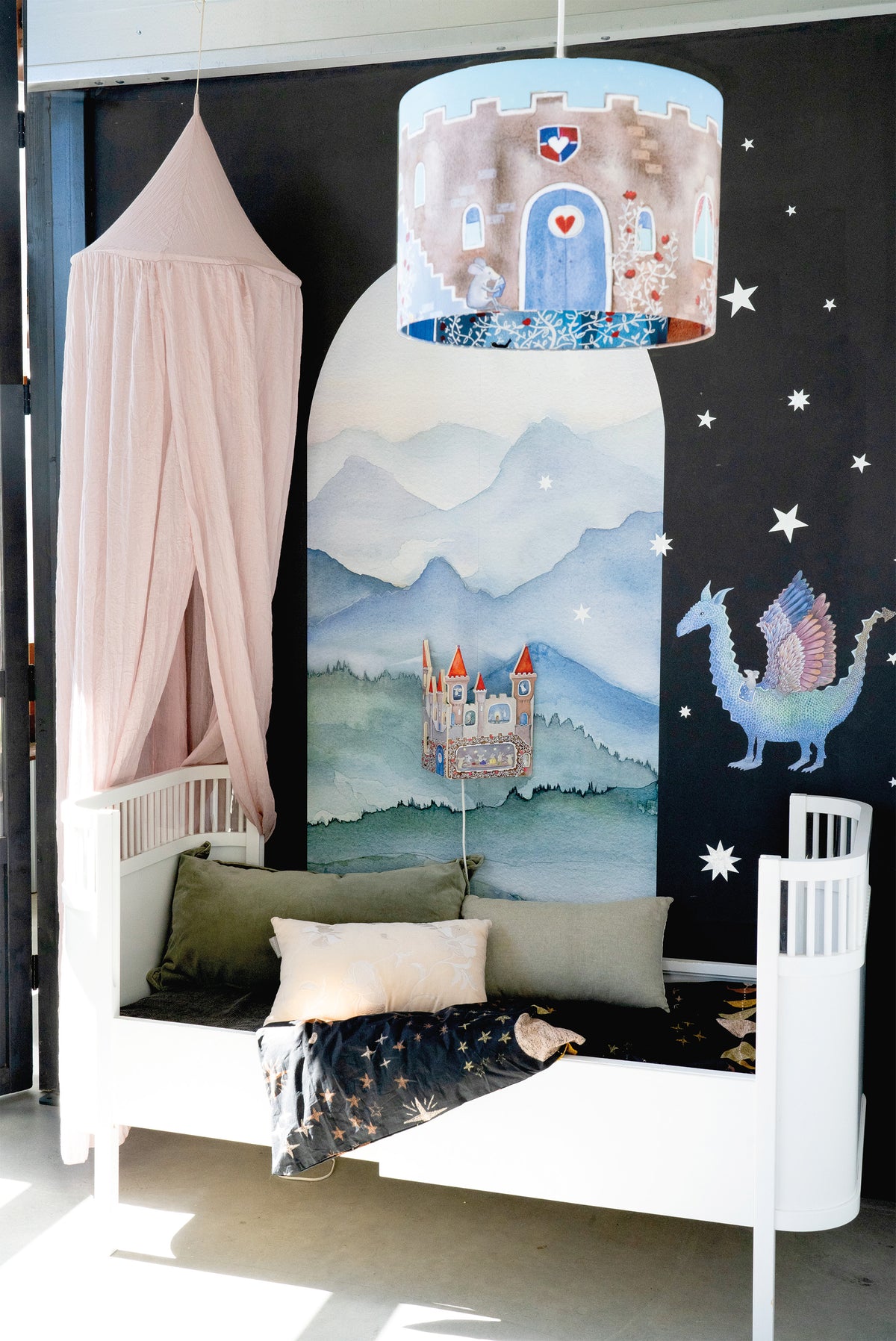 Over de Heuvels behangboog van Hartendief in een complete sprookjeskamer met donkere muur, witte sterrenstickers en de Muizenkasteel lamp