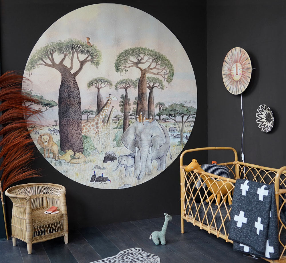 Savanne L behangcirkel van Hartendief in een complete safari kinderkamer met donkere muur, rotan kinderbedje en rotan stoeltje