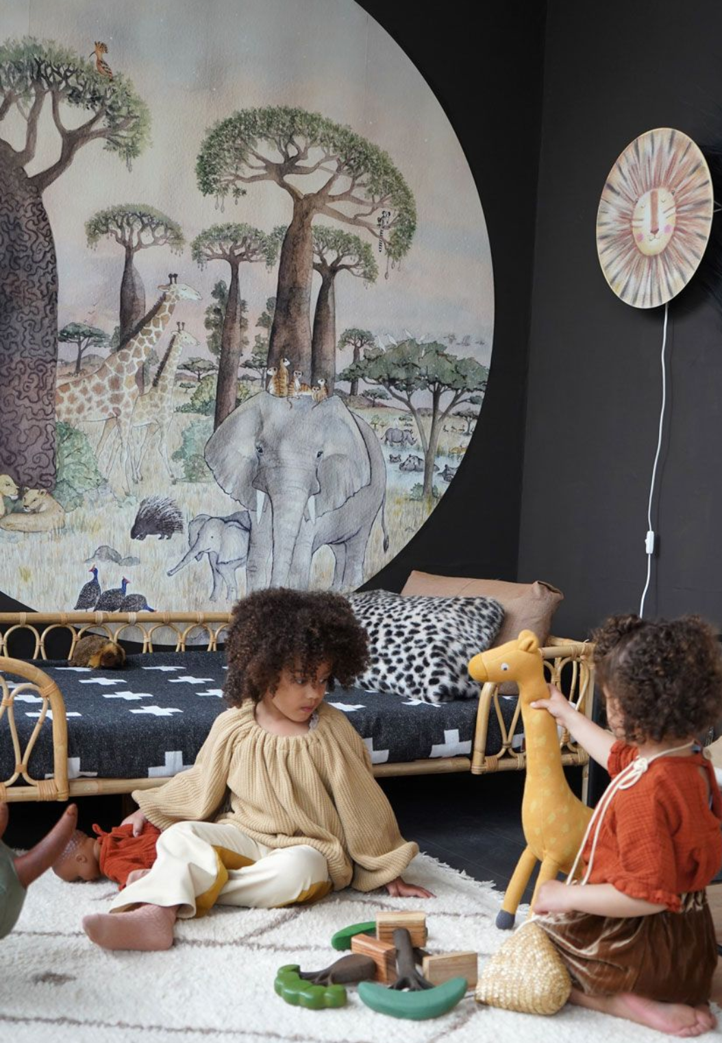 Savanne L behangcirkel van Hartendief op een donkere kinderkamermuur met spelende kindjes