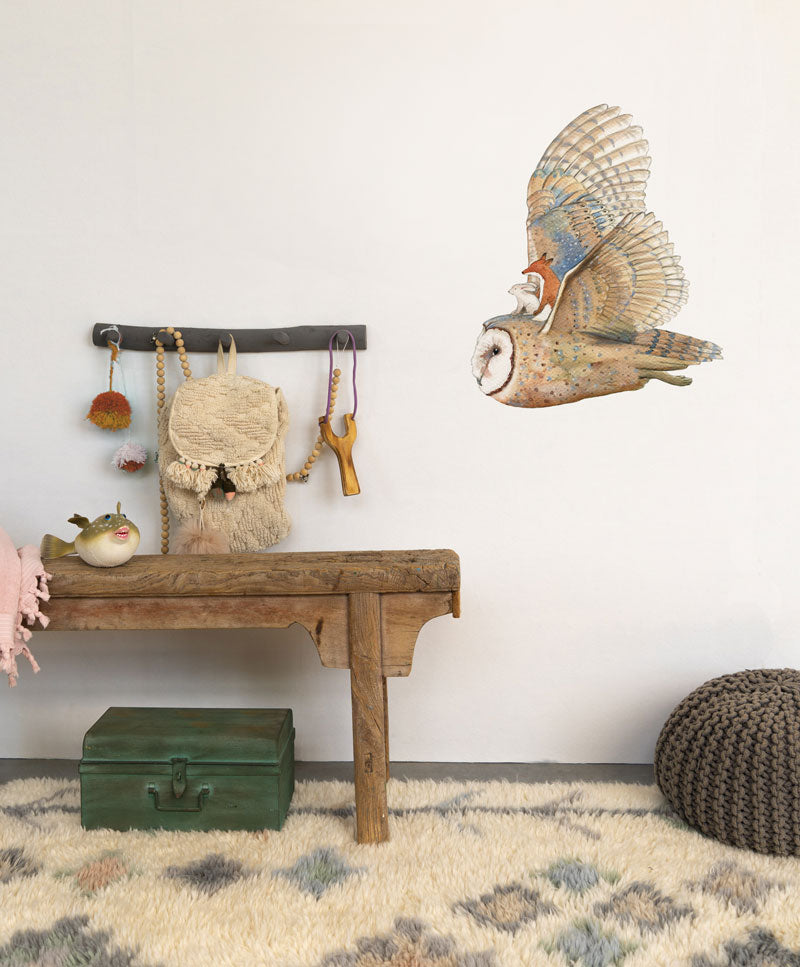 Muursticker Uil van Hartendief in een lichte kinderkamer — wanddecoratie met Vosje en Konijn