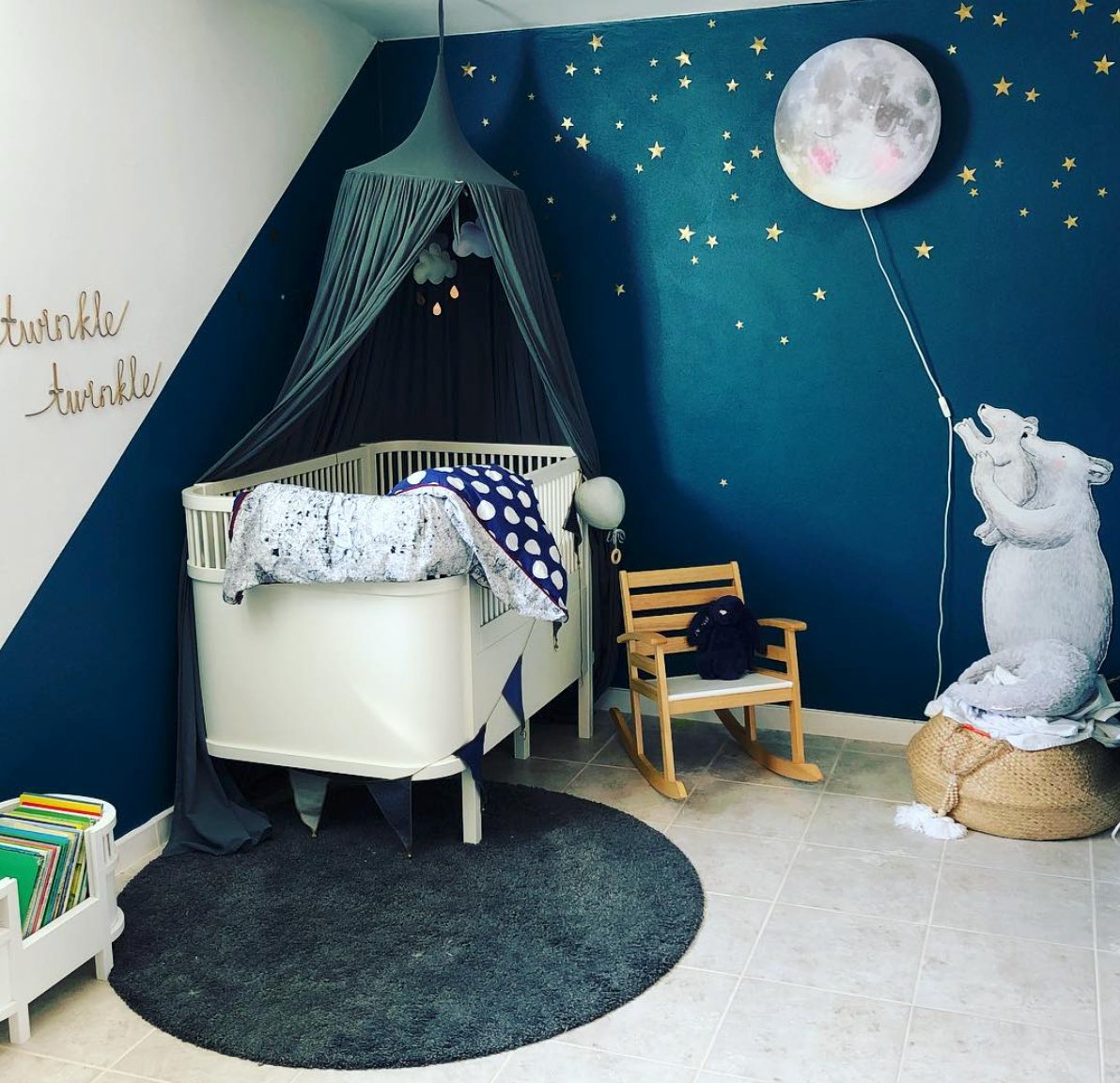 Eisbären Wandtattoo im blau-weißen Kinderzimmer mit weißem Babybett und der Schlafender Mond Wandlampe