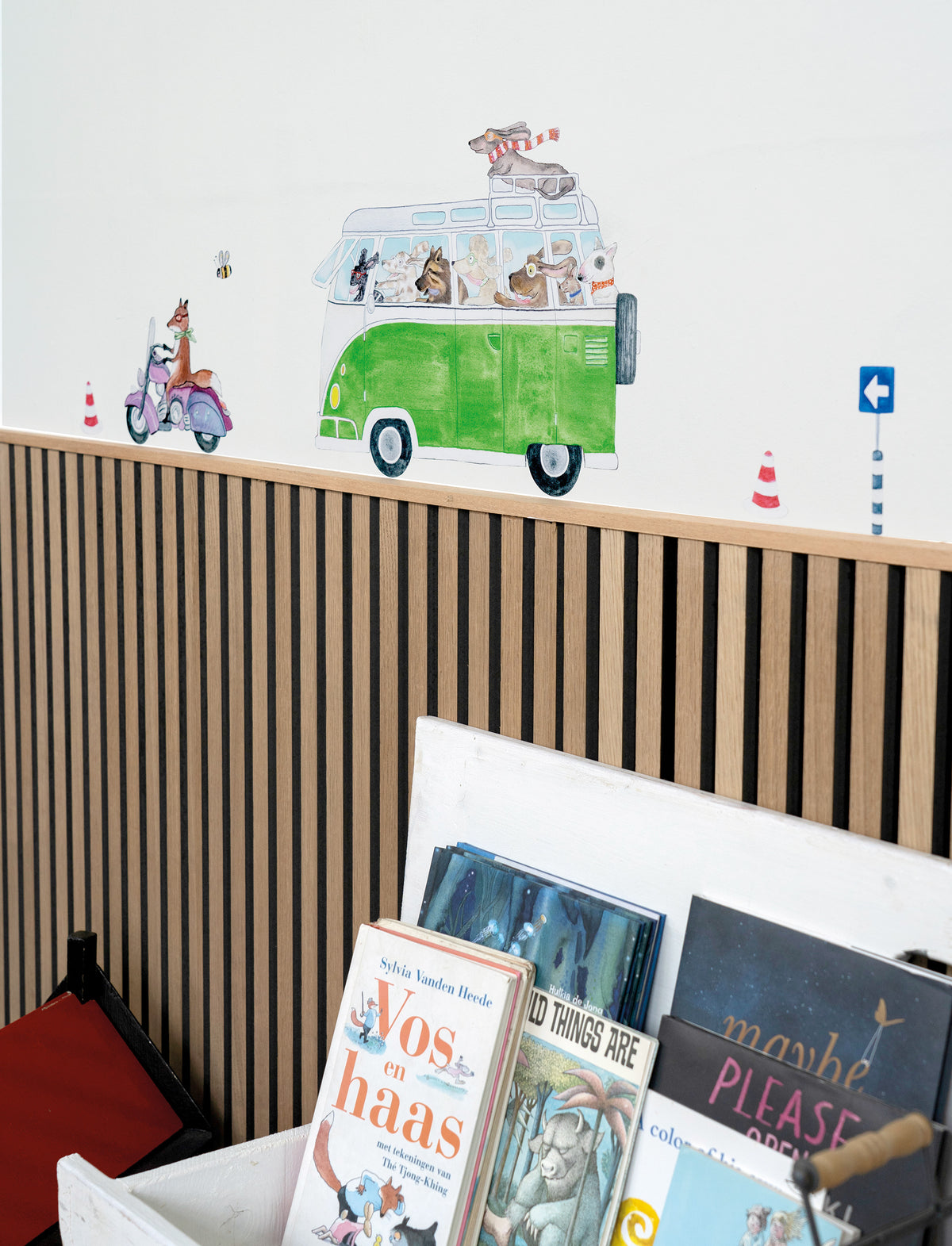 Just Cruising muursticker met verkeersborden van Hartendief op paneling in kinderkamer — close up