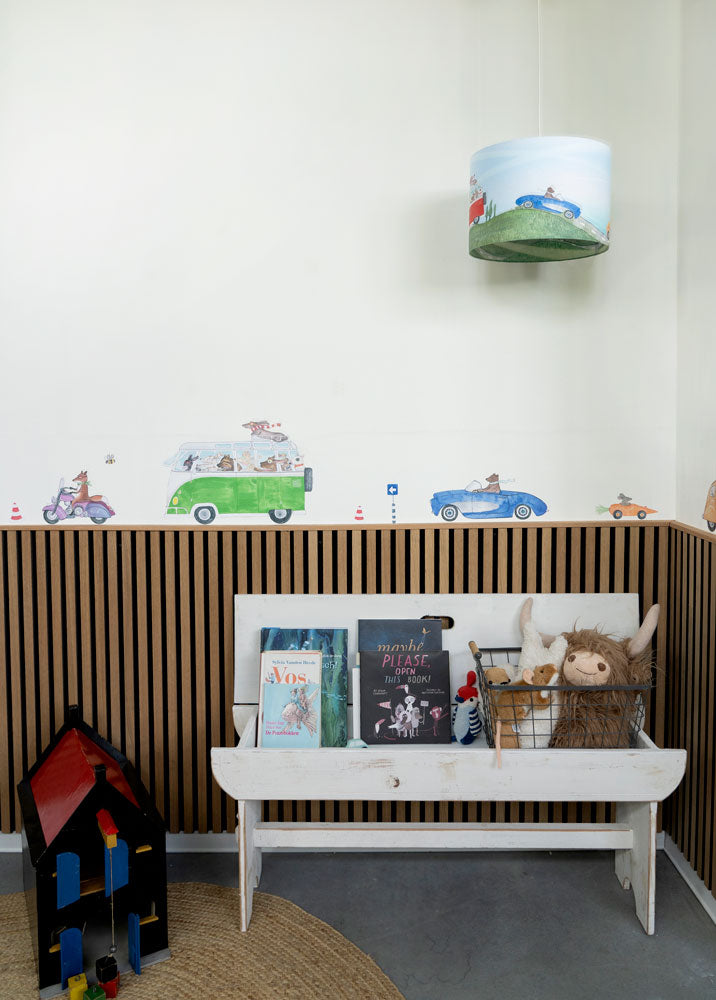 Just Cruising Wandtattoos von Hartendief auf Kinderzimmer-Wandpaneelen mit Night-Riders-Hängelampe