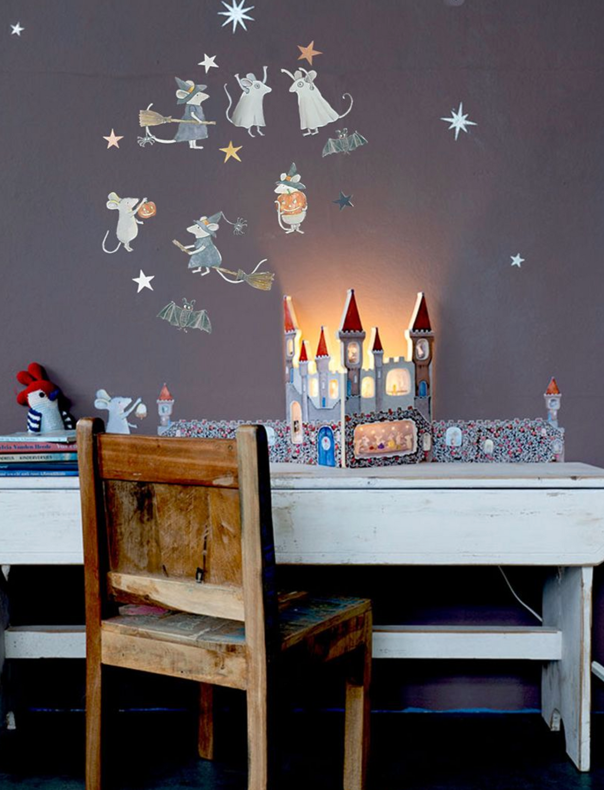 Mäuse und Gespenster Wandtattoos mit der Mäuseschloss Lampe, Schreibtisch und Stuhl im Kinderzimmer