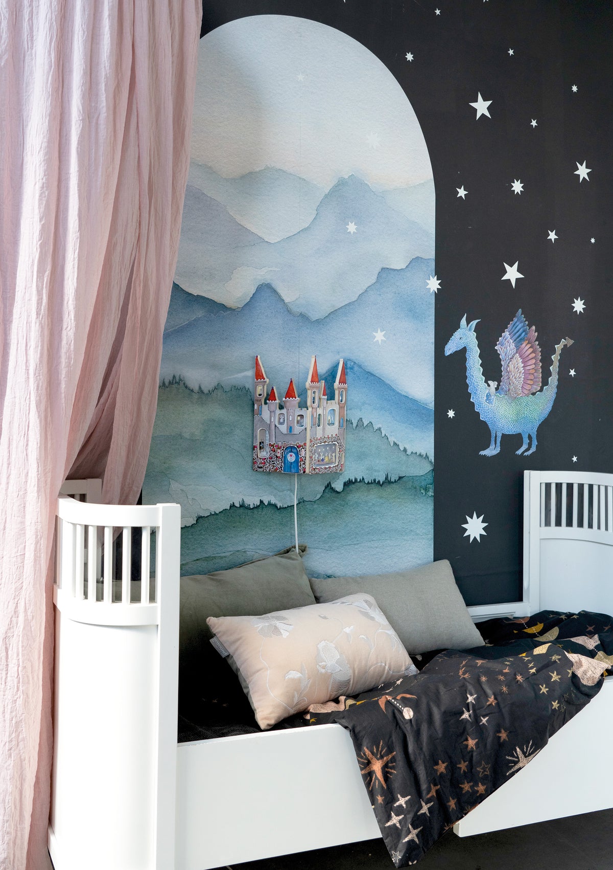 Draak en Muis muursticker met Muizenkasteel lamp, wit babybed, roze hemeltje en behangboog