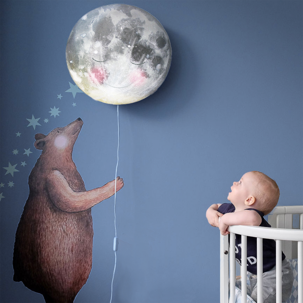 Peuters kijken gefascineerd naar verlichte Hartendief wandlamp met bosdieren onder een sterrenhemel – magische nachtlamp kinderkamer