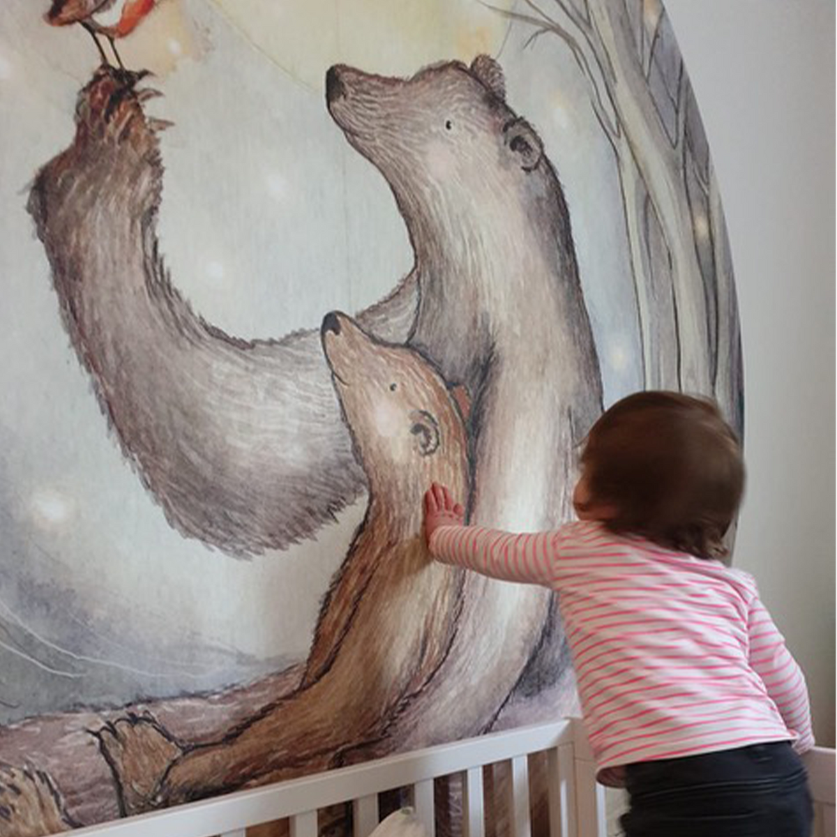 Hartendief kinderkamer behang collectie – Beren en Roodborstje behangcirkel gecombineerd met gebloemd patroonbehang, Moses crib op commode, complete sprookjes babykamer