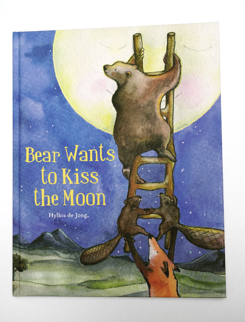 Bear Wants to Kiss the Moon – omslag van het prentenboek van Hylkia de Jong met Beertje dat via een ladder naar de maan klimt, Engelse editie