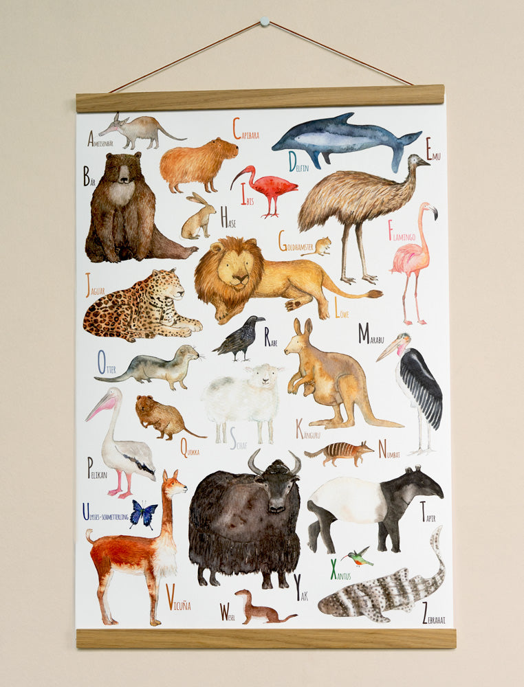 Dieren ABC (DE) poster in eikenhouten posterhanger tegen een bruine wand – Hartendief