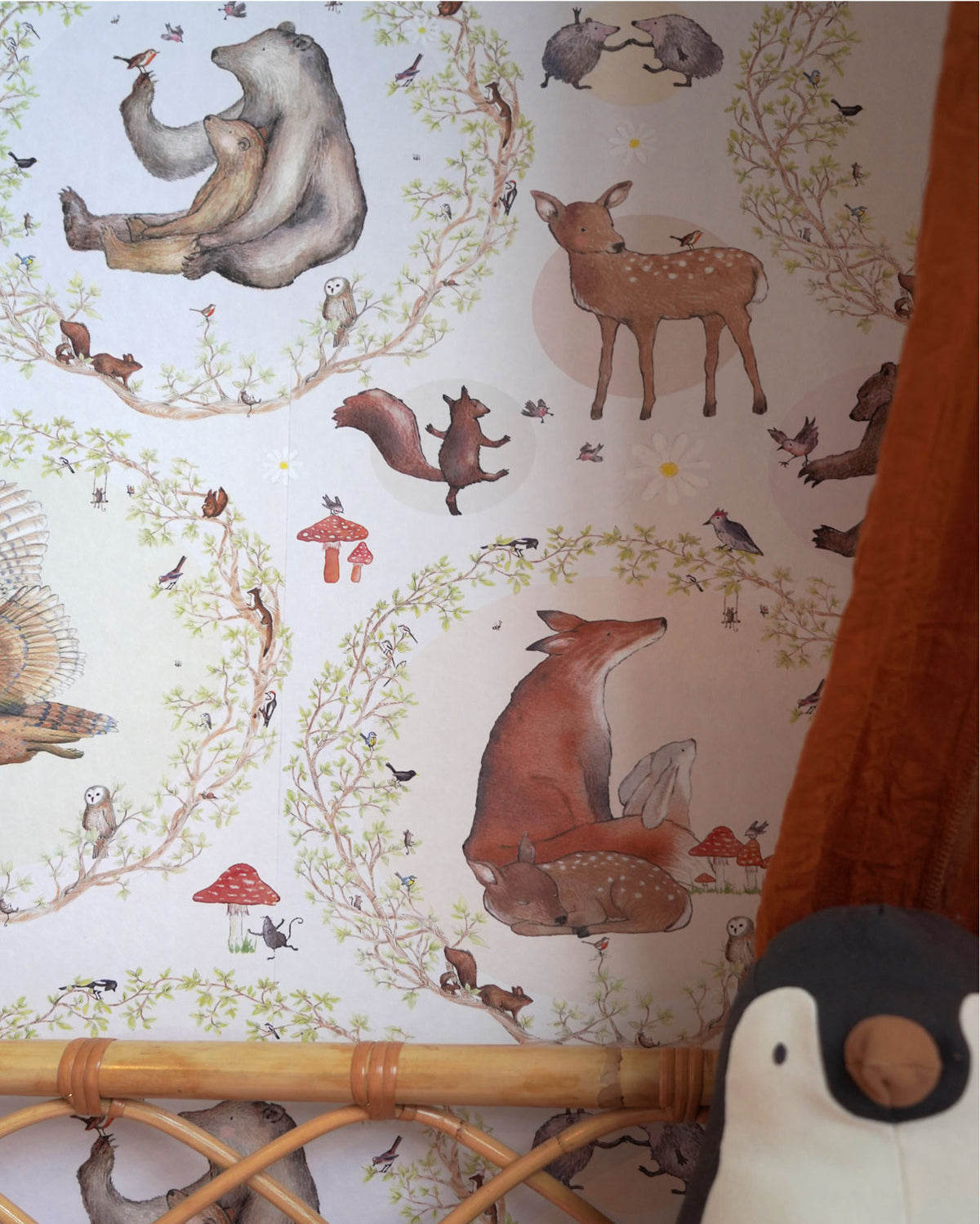 Close-up of the Wonderful Woodland wallpaper snowflake white by Hartendief – woodland animals in circles of branches