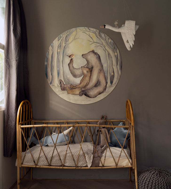 Bears and Robin wallpaper circle mini by Hartendief on a warm grey-brown wall with a rattan cot, swan and mouse mobile and a whale soft toy