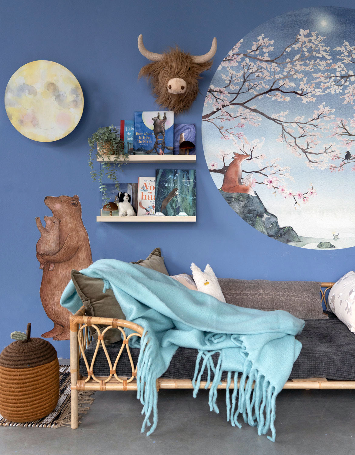 Blossom wallpaper circle S by Hartendief in a nursery with the Moonkiss wall lamp and a book shelf
