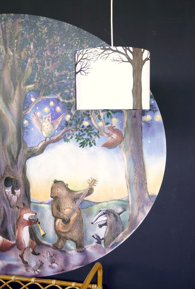 Close-up van de Bos hanglamp van Hartendief in de kinderkamer – bosdieren en kampvuur zichtbaar in het licht