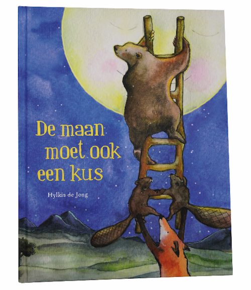 De maan moet ook een kus – omslag van het prentenboek van Hylkia de Jong met Beertje dat via een ladder naar de maan klimt