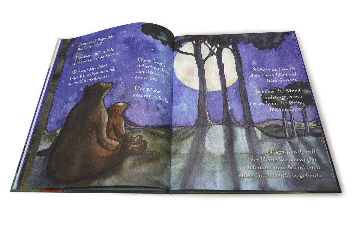 Dubbele pagina uit Der Mond braucht auch einen Gutenachtkuss – Papa Beer en Beertje kijken samen naar de maan boven het bos