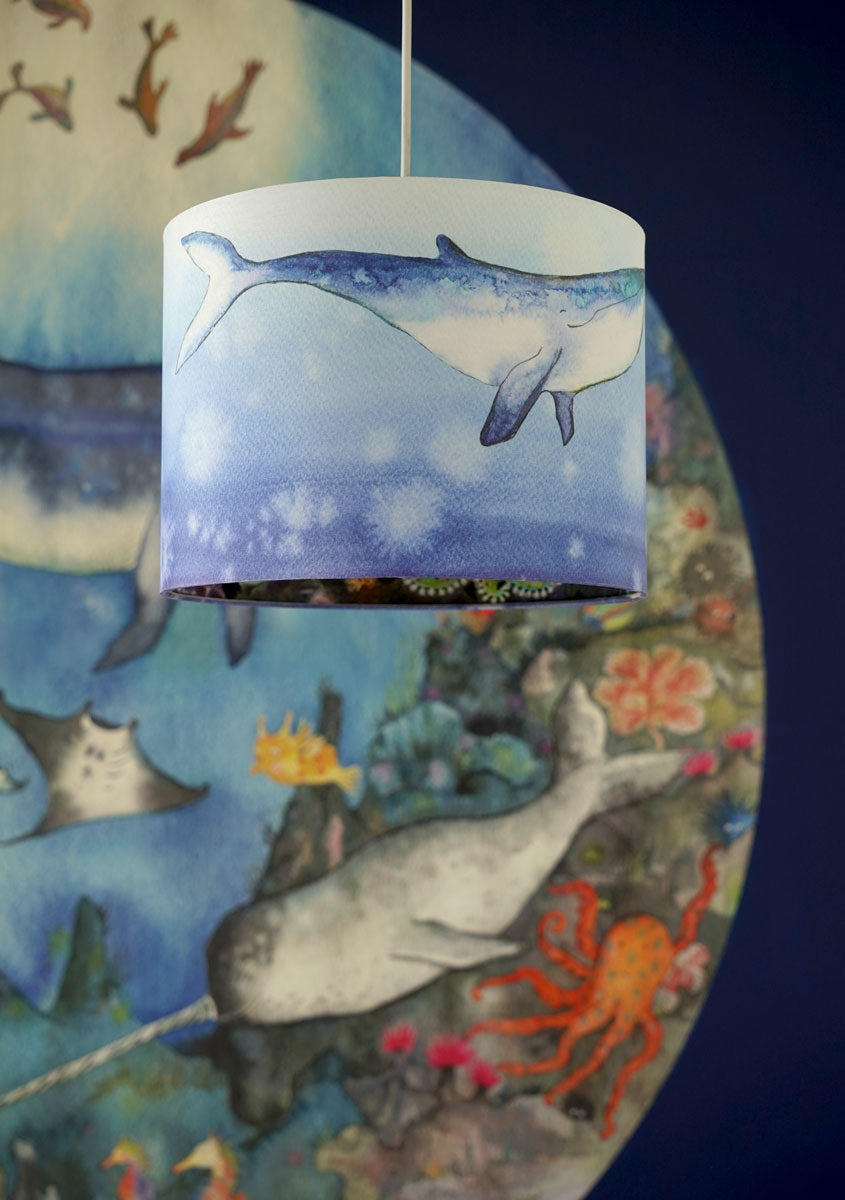 Diep in de Zee hanglamp van Hartendief met de Diepzee Droom behangcirkel op de achtergrond – complete onderwaterkamer