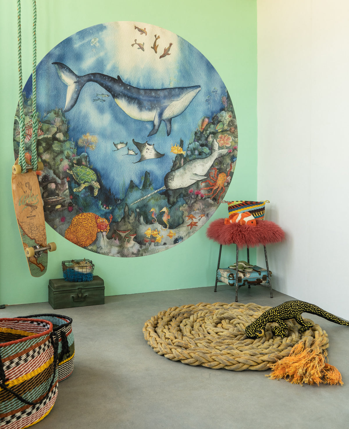 Diepzee Droom behangcirkel van Hartendief op een aquakleurige muur in een surfstijl kinderkamer