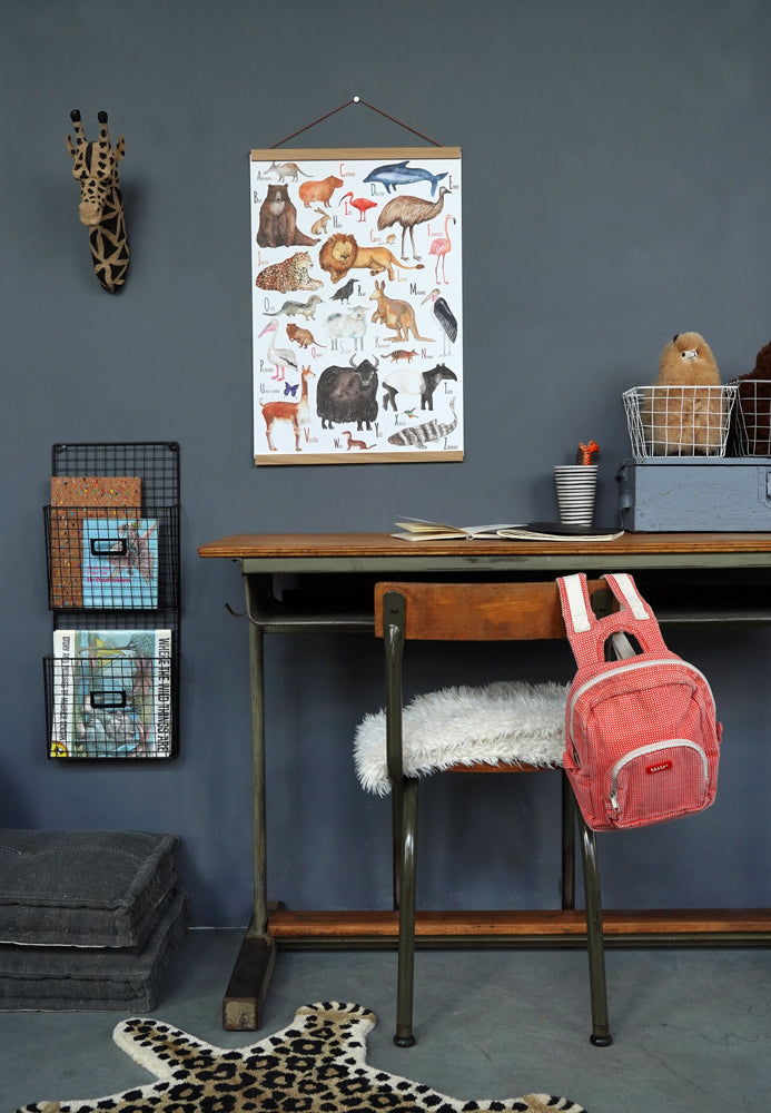 Dieren ABC (NL) poster van Hartendief boven een kinderbureau in een grijsblauwe kinderkamer