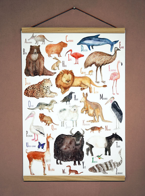 Dieren ABC (NL) poster in eikenhouten posterhanger tegen een bruine wand – Hartendief