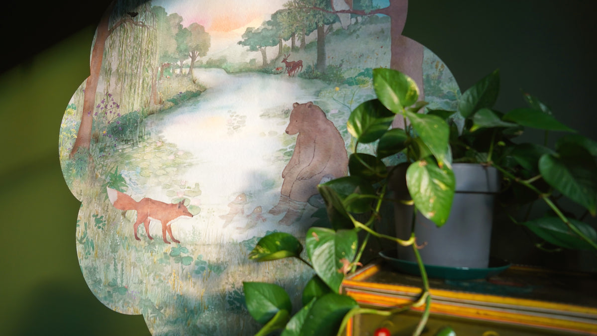 Doorkijkje naar een kinderkamer met Bij het Meer behang bloem S van Hartendief aan de muur
