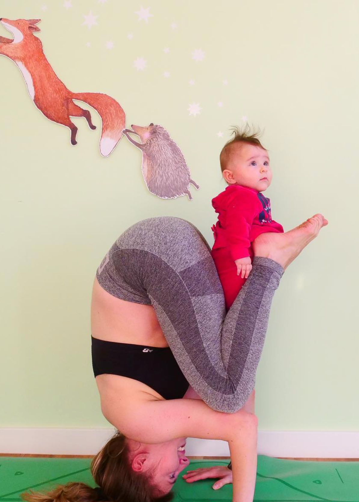 Hartendief Egeltje en Vosje muursticker als slinger aan Kleine Ster wandlamp – moeder in yogapose met kindje, lieve bosdieren wanddecoratie kinderkamer