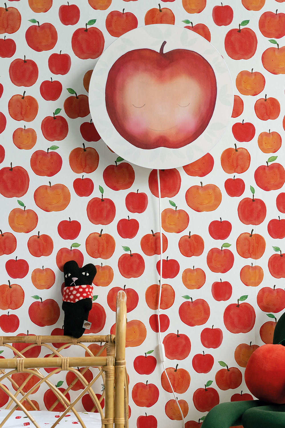 Funky Appels behang van Hartendief in close-up met een bamboe bedje en een knuffel