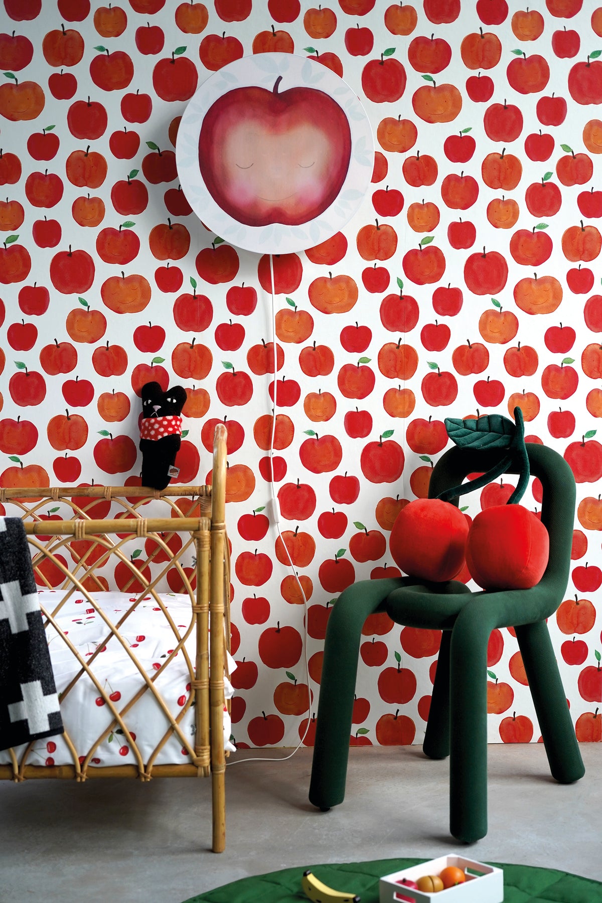 Funky Appels behang van Hartendief in een kinderkamer met bamboe bedje, groene stoel en de Beer in de Appel wandlamp