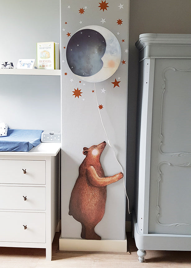 Bär Wandtattoo von Hartendief auf einem Holzpaneel im Kinderzimmer