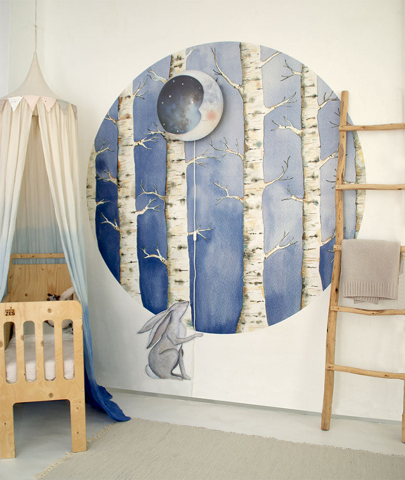 Hoppel-Hase Wandtattoo mit der Äuglein-zu Wandlampe im Babyzimmer mit Holzbett und blauer Waldwand