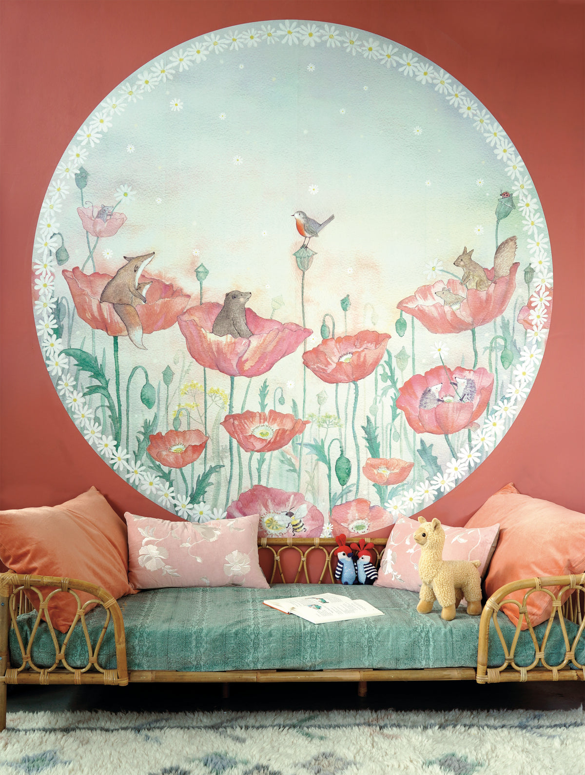 Klaprozendroom behangcirkel van Hartendief op een terracotta muur met daybed en kussens