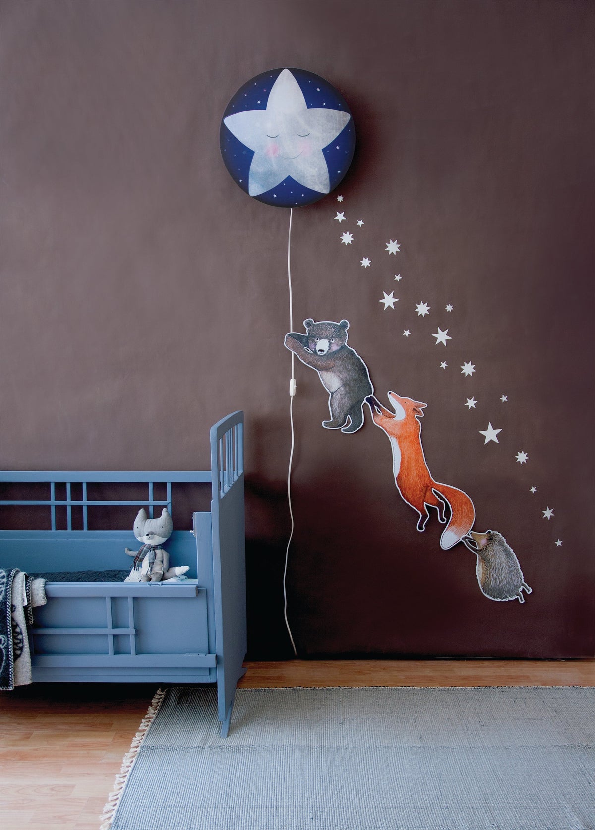 Kleine Ster wandlamp van Hartendief in een vintage kinderkamer, met Beertje, Vosje en Egeltje muurstickers