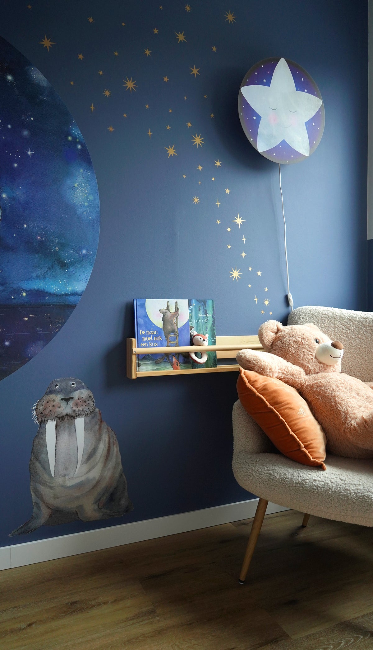 Kleine Ster wandlamp van Hartendief op een effen wand met sterren – sfeervolle kinderkamer verlichting met zachte gloed