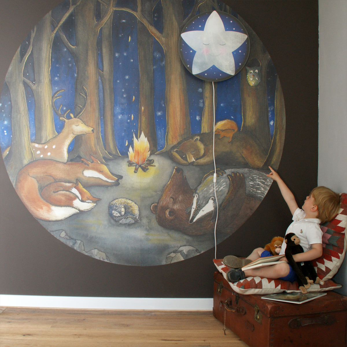 Kleine Ster wandlamp van Hartendief in de kinderkamer met een lezend kind en de Dieren in het Bos behangcirkel