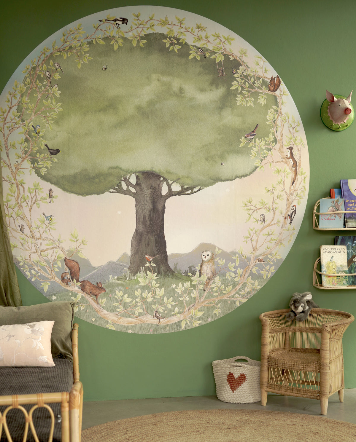 Lenteboom behangcirkel L van Hartendief op een groene muur met rotan daybed en touwvloerkleed