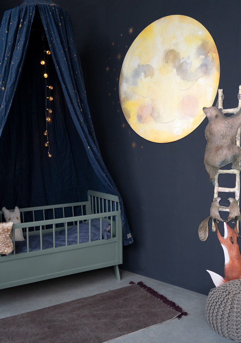 Maankus behangcirkel van Hartendief op een donkere kinderkamermuur met de Dieren op de Ladder muursticker, groen kinderbedje en hemeltje