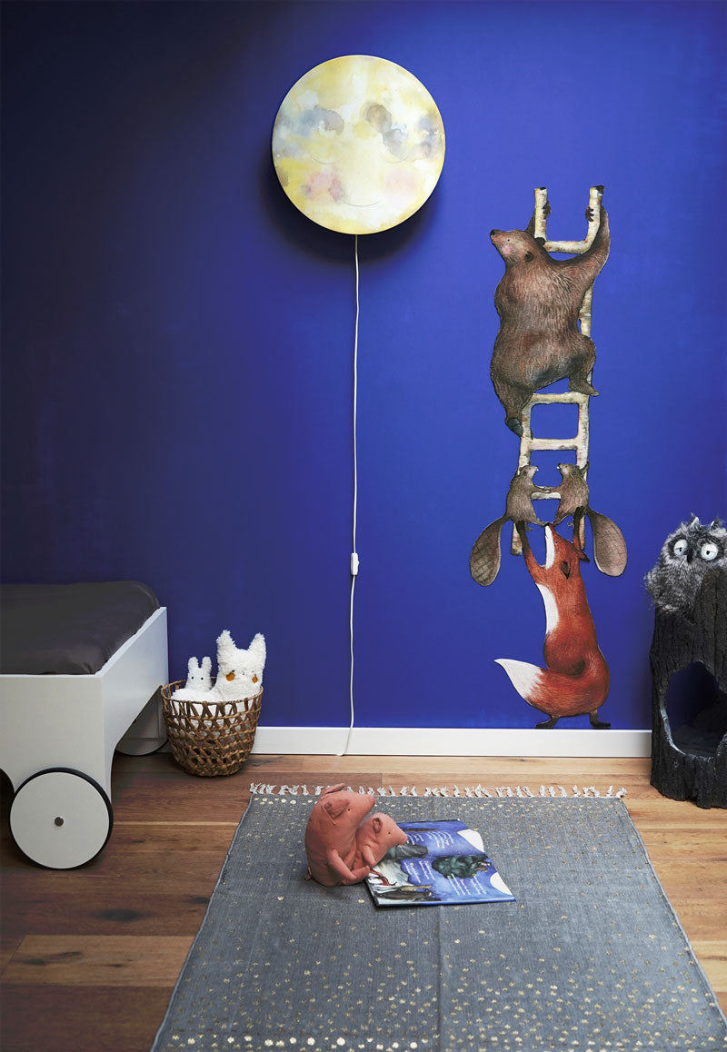 Maankus wandlamp van Hartendief op een blauwe kinderkamermuur – zachte maangloed als nachtlamp