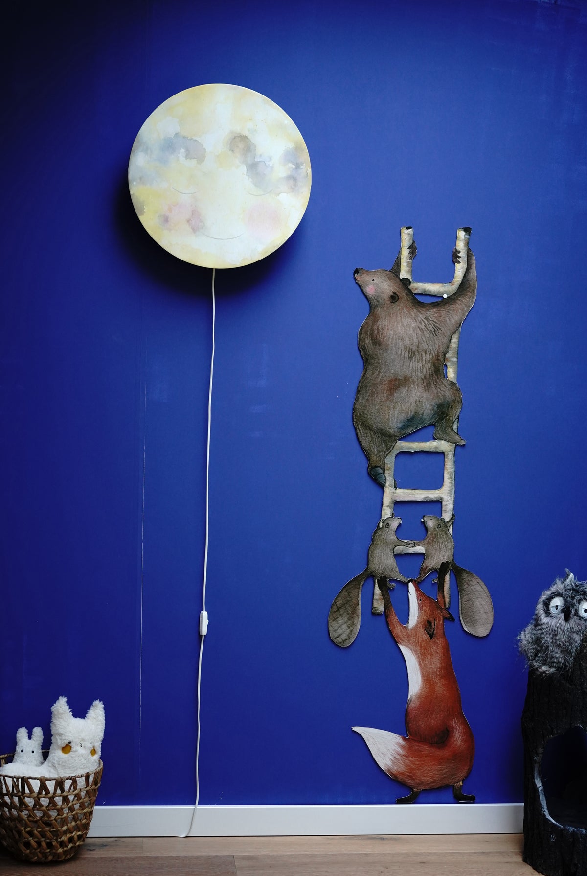 Maankus collectie sfeerfoto kinderkamer met Maankus wandlamp en Dieren op de ladder muursticker